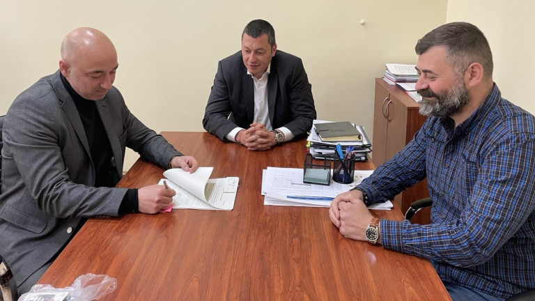 Заместник-министърът на земеделието Стефан Бурджев сключи договор заедно с кмета
