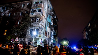 Германци протестират в Мюнхен срещу едномесечното блокиране въведено в страната