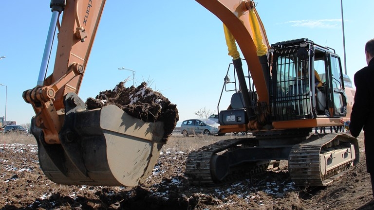 Кмет и жители на село Ездимирци спряха багер да копае край домовете им