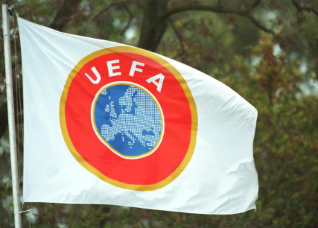 Полицаи обърнаха сградата на УЕФА с краката нагоре