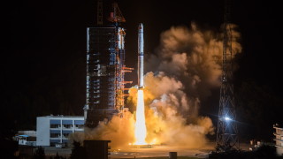Китай изстреля ракета с кораб за изследване на обратната страна