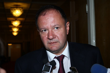 БНБ е прекалено независима от парламента, намекна Миков