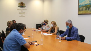 Вицепремиерът и министър на туризма Марияна Николова проведе работна среща