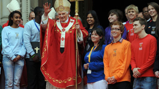 Папата натоварен, но радостен в Лондон