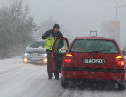 Зимни условия сковаха пътищата в страната