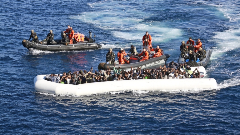 13 мигранти са намерени мъртви в гумена лодка, плаваща в