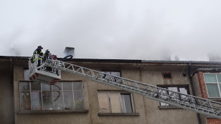 Две жени пострадаха при пожар в таван в Благоевград