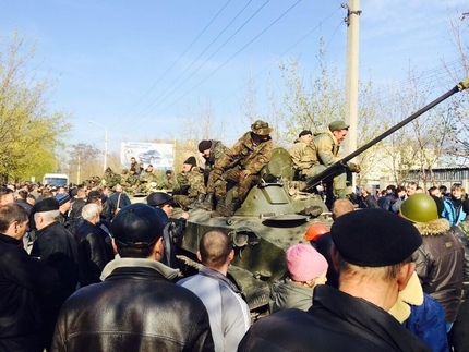 Мощно нахлуване на руски танкове и оръжия в Украйна, алармира Киев