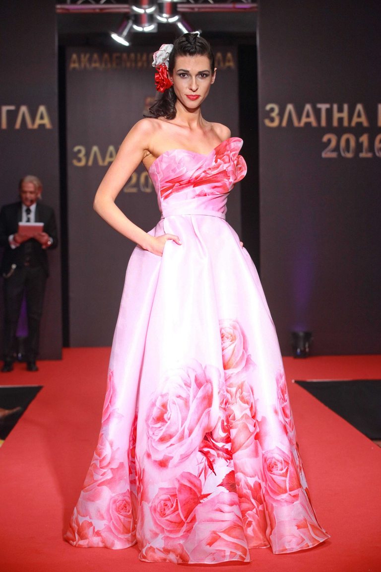  С рокля на София Борисова 