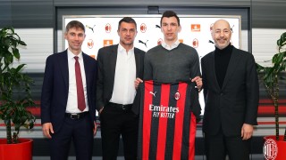 Марио Манджукич официално смени отбора Милан финализира трансфера на хърватския