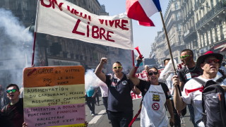 Масови протести във Франция срещу Макрон