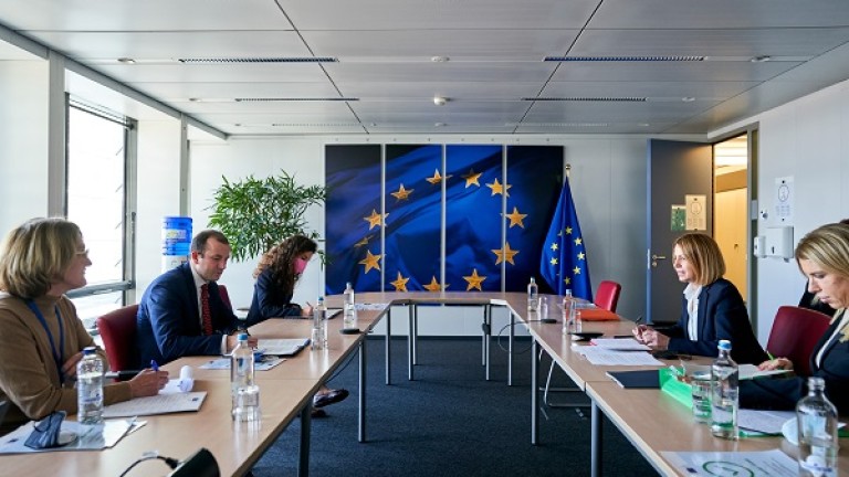 Фандъкова се е загрижила за електробусите и зелените зони