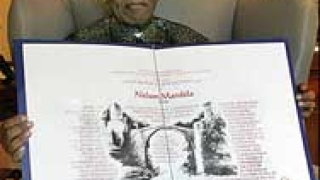 Нелсън Мандела с наградата за мир "Мостар" за 2006 г.