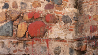 Вандали намазаха с червена боя и яйца храм в центъра на София