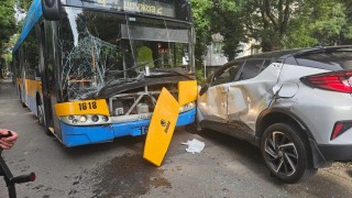 Тролей и автомобил се сблъскаха в София