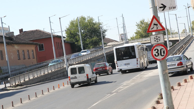 Македонски автобус заседна под пловдивски мост
