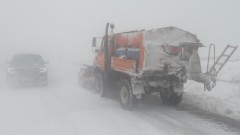 Камион удари снегорин на пътя между Кнежа и Бяла Слатина