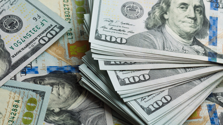 Доларът се задържа на високи нива преди заседанието на Фед