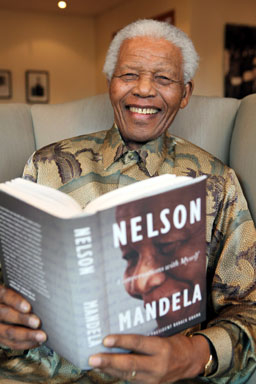 Изписаха Мандела от болницата в критично състояние