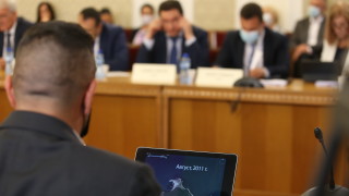 Със 7 гласа за и двама против гласува и извика