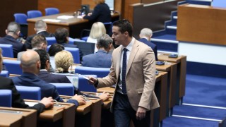 Очаквано парламентарните групи на Възраждане и ПП ДБ се скараха в