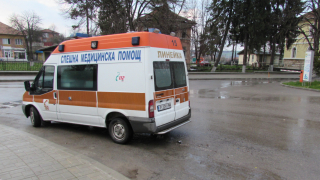Огромен клон счупи предното стъкло на линейка с пациент
