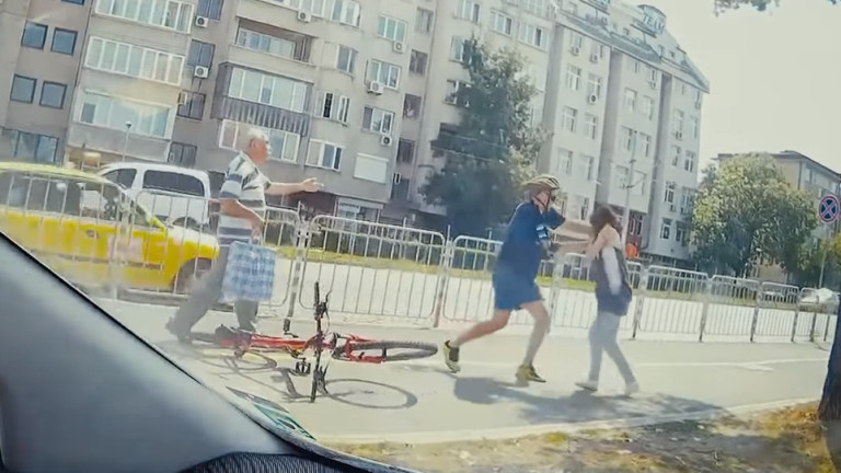 Велосипедист и пешеходка се сбиха на столичен булевард