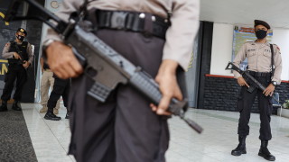 Най малко 127 души бяха убити при сблъсъци на мач в