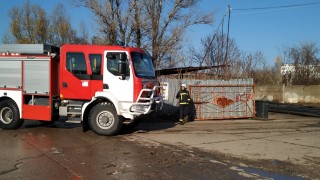 Пожар избухна в пункт за вторични суровини в Русе съобщава