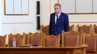 Парламентът издирва министър Стойчо Кацаров