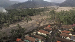 Вулканът Семеру в Индонезия се събуди отново 