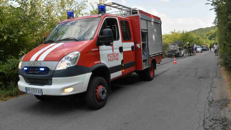 Пожар пламна опасно близо до бензиностанция в Русе 
