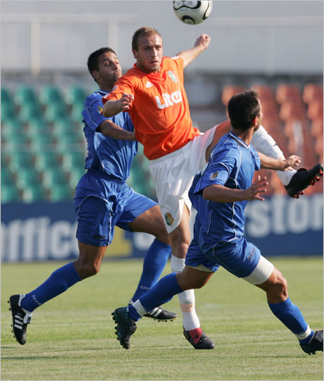 Юрас сменя Венков по левия фланг, Роберт Попов се завръща