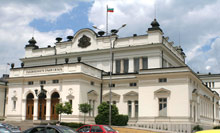 Габровска депутатка дарява сувенири от етърски майстори