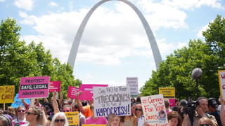 Губернаторът от Демократическата партия на американския щат Луизиана подписа много