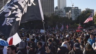 Хиляди облечени в черно протестират в Хонконг