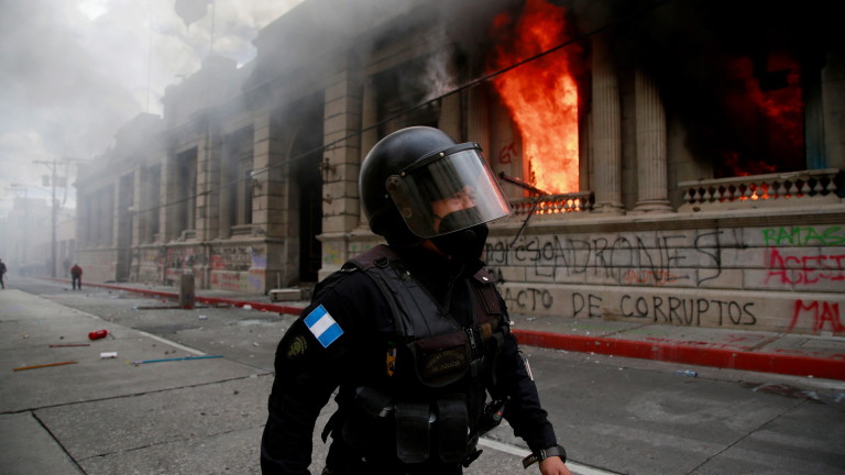Правителството на Гватемала определи пожарите, подпалени от протестиращи вчера в