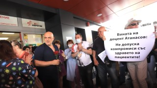 Пациенти лекувани от коронавирус в Пирогов протестират в защита на