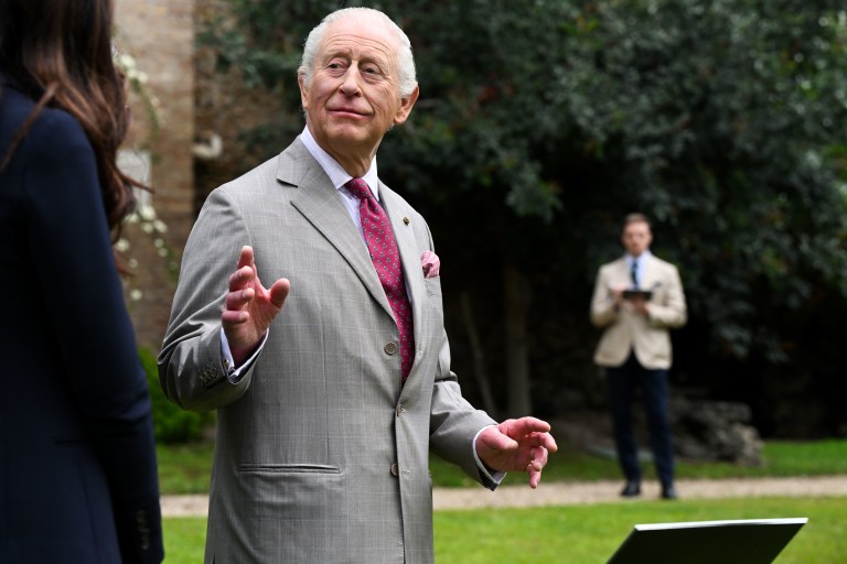 Чарлз е ловък началник