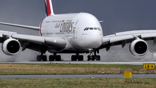 Дубайската авиокомпания Emirates обяви че 10 пътници внезапно са се