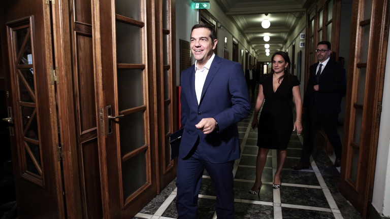 Ципрас обещава на гърците ново "разхлабване на коланите"