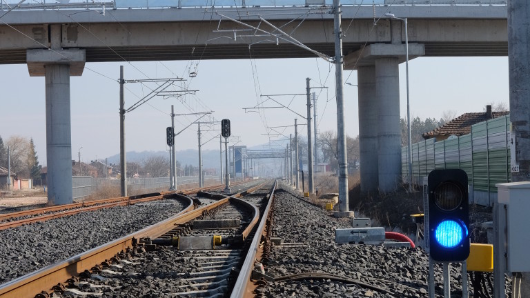 Вторият локомотив на товарен влак се е запалил в района