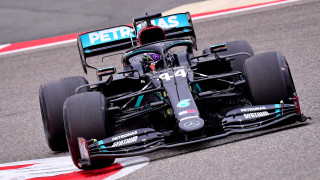 Люис Хамилтън и Джордж Ръсел ще трябва да изчакат до