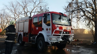 Огромен пожар избухна в бивш завод в Пловдив 