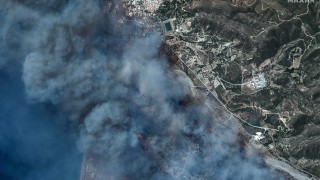 Борбата с пожарите в Гърция продължава