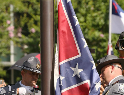 Свалиха конфедеративния флаг от щатския парламент на Южна Каролина 