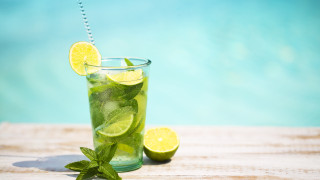 Лимончето небрежно застанало в гърлото на бутилката Corona е опасно