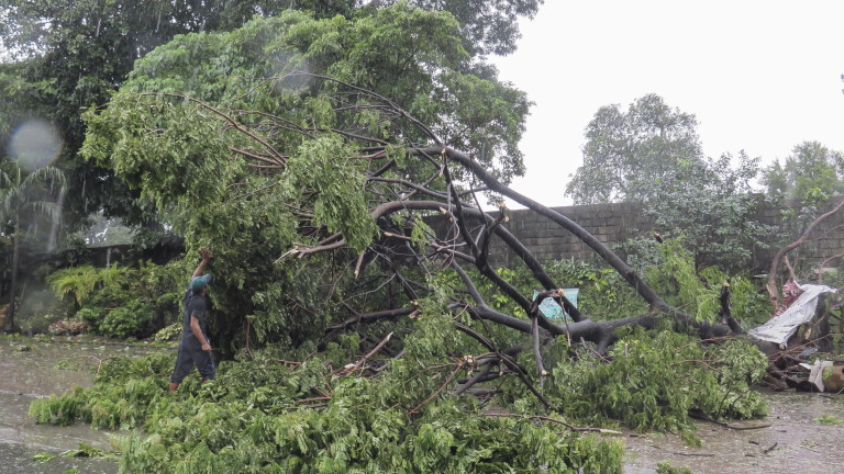 Най-малко две са жертвите на мощния тайфун Мангхут (Mangkhut) във