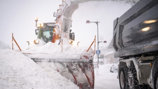 Закъсали в снега камиони затрудняват трафика към "Лесово"