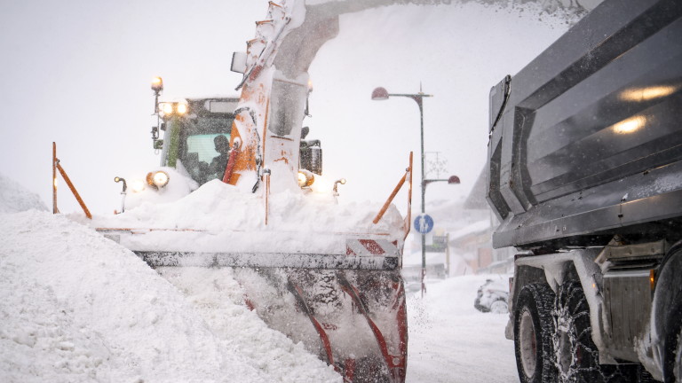 Закъсали в снега камиони затрудняват трафика към "Лесово"